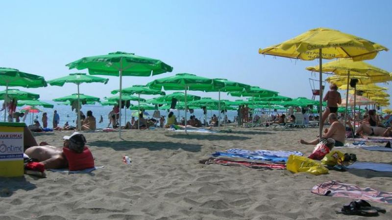 Пак далавера: Фирма искала 1 стотинка за чадър на плаж Бургас-Север, но шалтета и масите излизат солено