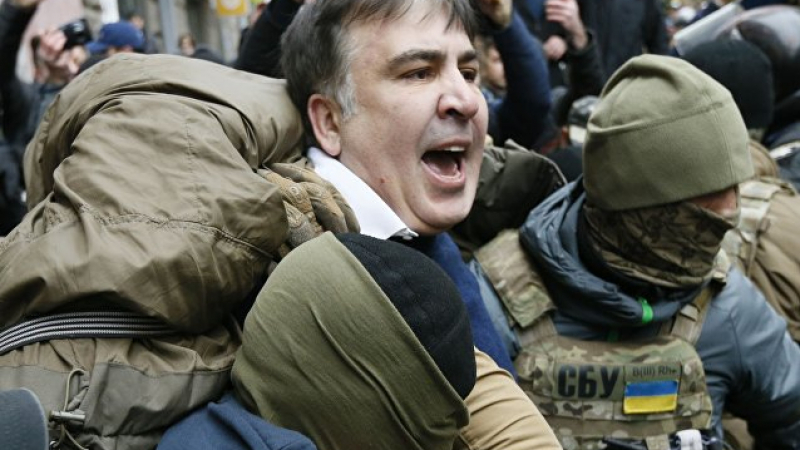 Екшън в Киев НА ЖИВО: Командоси свалиха от покрива на сграда Саакашвили и го арестуваха, той зове за бунт срещу "Порошенко и бандата му"! (СНИМКИ)