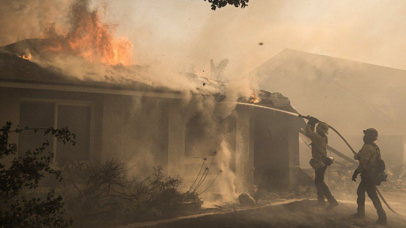 Масова евакуация в Калифорния заради огнен ад