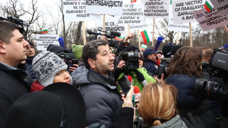 Извънредно! Полиция едва опази Христо Иванов от гнева на протестиращите служители на "Булгартабак - Холдинг“ (СНИМКИ)