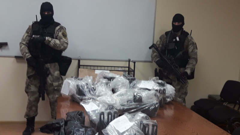 Българи арестувани в нелегална цигарена фабрика в Гранада 