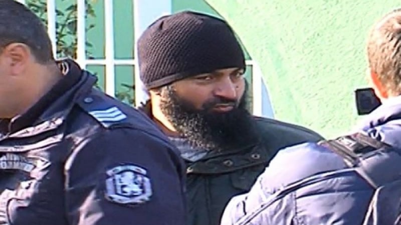 В ромската махала в Пазарджик посрещнаха като герой ислямисткия проповедник Ахмед Муса след излизането му от ареста (ВИДЕО)