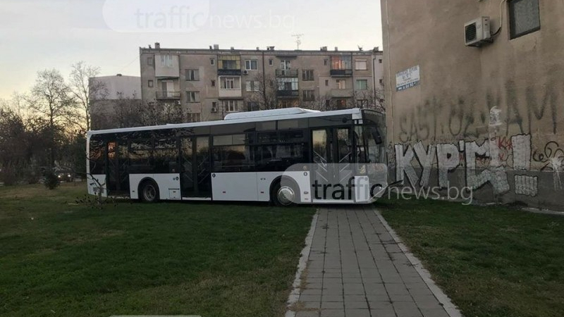 Само в Пловдив: Автобус на градския транспорт взе на таран блок чрез мистериозна маневра (СНИМКИ)
