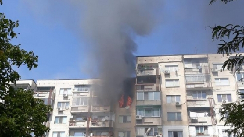 Мъж се е задушил при пожара в Пловдив, спасяват го в болница 