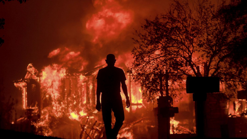 Близо 200 000 жители на американския щат Калифорния са евакуирани заради природни пожари