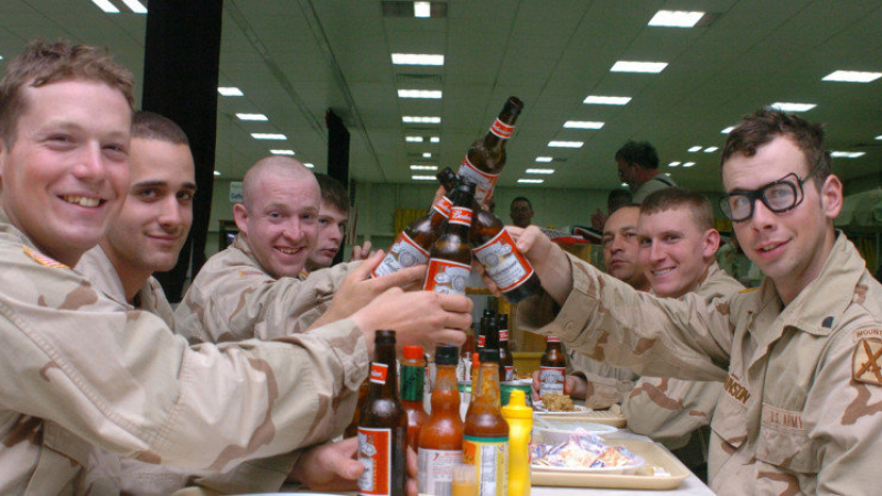 Трима военни и капелан от НАТО изгонени от Полша за пиянство 