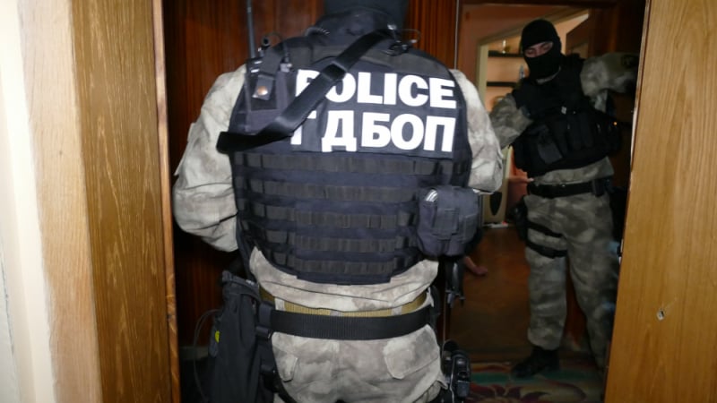 Извънредно в БЛИЦ! Арестуваха опасни мутри с 10 кила кокаин на бензиностанция "Газпром" до Владая!