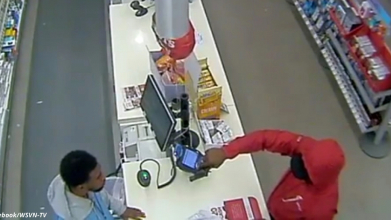 Крадец влетя в магазин и насочи пистолет към касиера. Такава реакция обаче не беше очаквал (ВИДЕО)