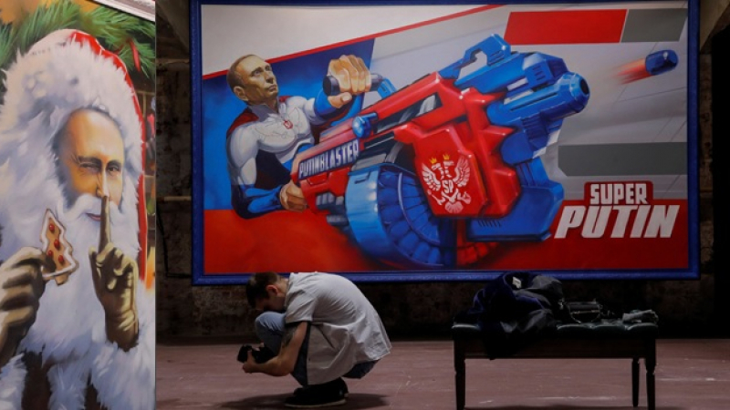 SuperPutin! Супермен, гладиатор и Дядо Мраз - изложба показва Путин в нетрадиционни роли (СНИМКИ)