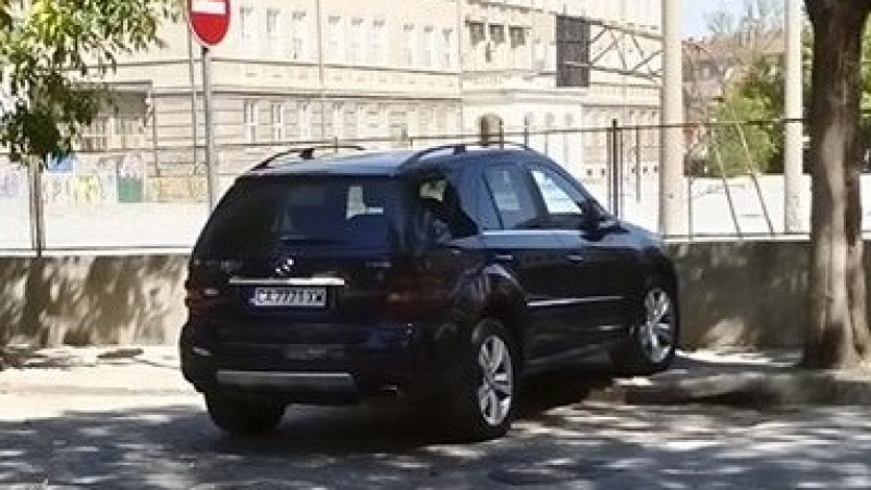 Пловдивчани отвръщат на удара: Вижте как нагло паркират софиянци в града ни - като на село (СНИМКИ)