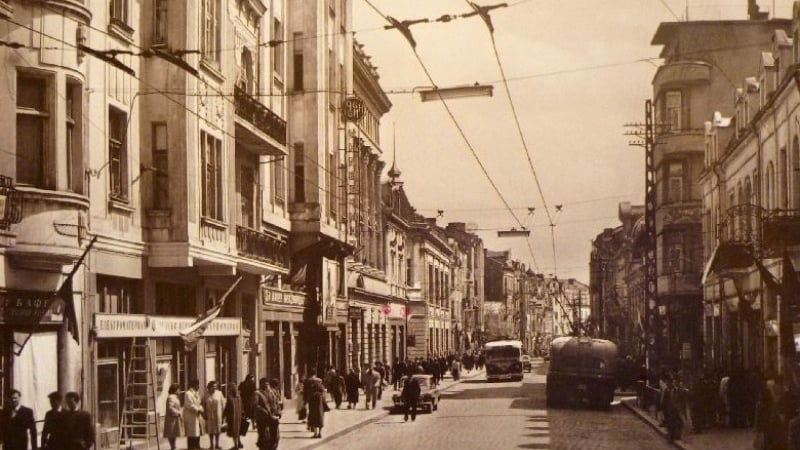 Как беше едно време в Пловдив: Жигулита, файтони и тролеи кръстосваха Главната на града (СНИМКИ)