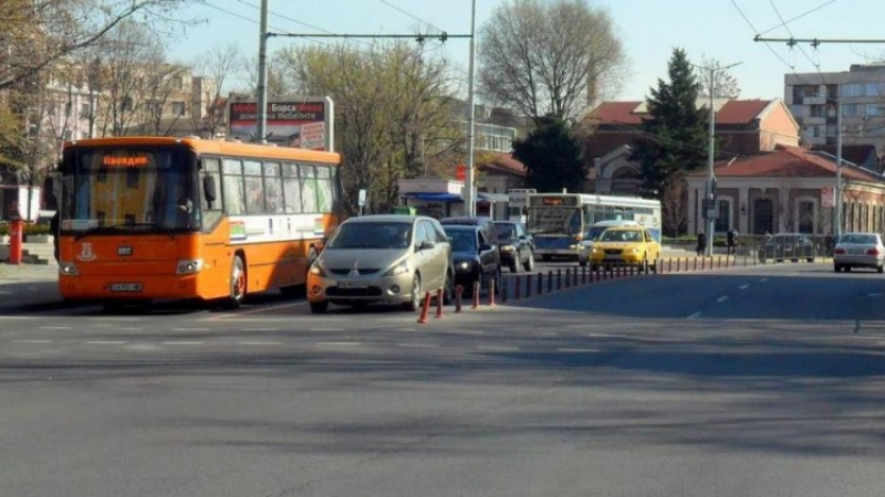 Ужас в Пловдив! Автобус повлече пътник, едва не го осакати
