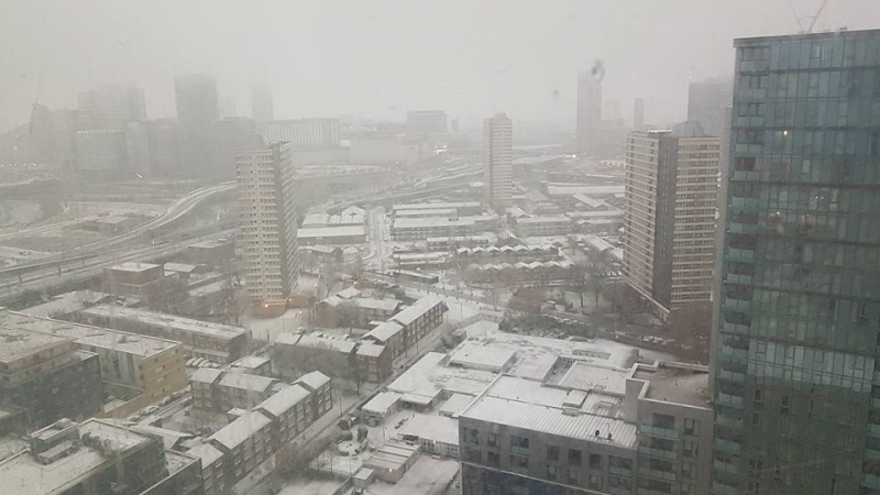 Снегът изненада лондончани и сътвори купища проблеми в страната (СНИМКИ)
