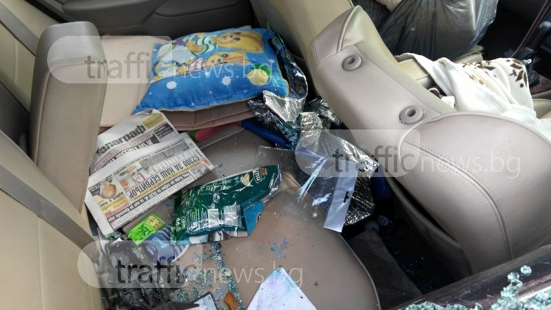 На пъпа на Пловдив: Проститутки превърнаха изоставен автомобил в публичен дом (СНИМКИ)