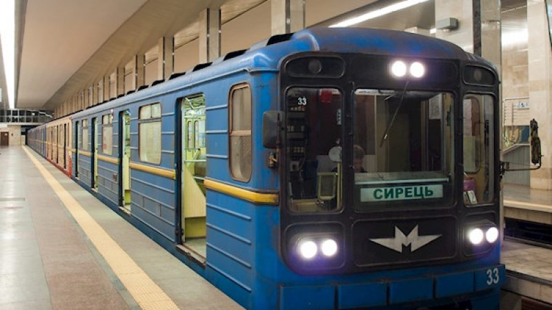 Уникално: Гол мъж се разходи в метрото в Киев и даже проникна в кабината на машиниста (ВИДЕО 18+)