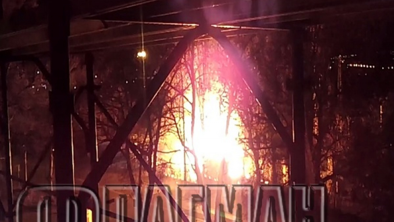 Вижте ВИДЕО от пожара, избухнал в Бургас близо до автомивка и блок