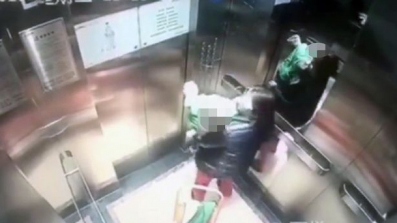 Камера в асансьор запечата как детегледачка извършва нещо ужасно с повереното й дете (СНИМКИ/ВИДЕО 18+) 