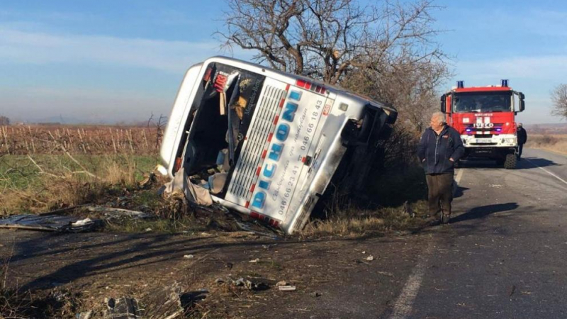 Първи СНИМКИ от жестоката катастрофа с убити и ранени край Нова Загора, автобусът е на известна фирма