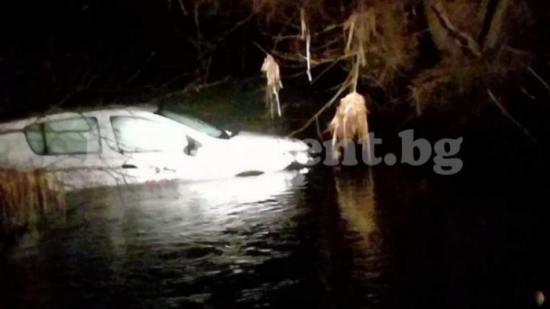 Автомобил падна в река Огоста (СНИМКА)