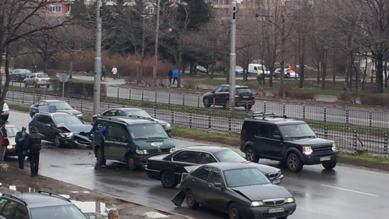 Сигнал до БЛИЦ: Две жени пострадаха при катастрофа на бул."България"