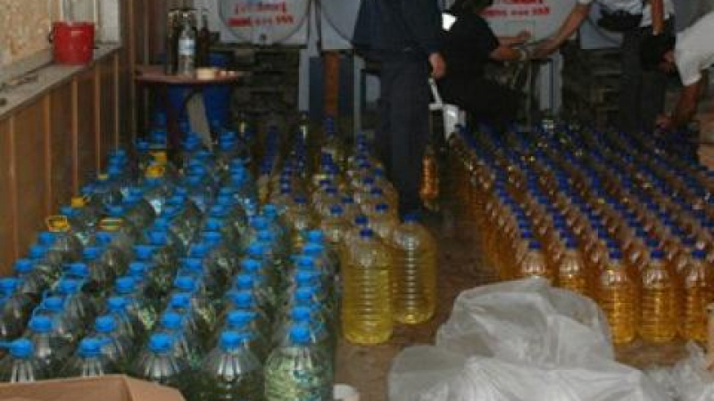 Митничари откриха 225 литра нелегален алкохол в Карловско