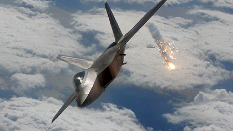 Извънредно от Сирия! Американски изтребители  F-22 откриха огън по руски щурмови самолети Су-25, съобщава The Independent