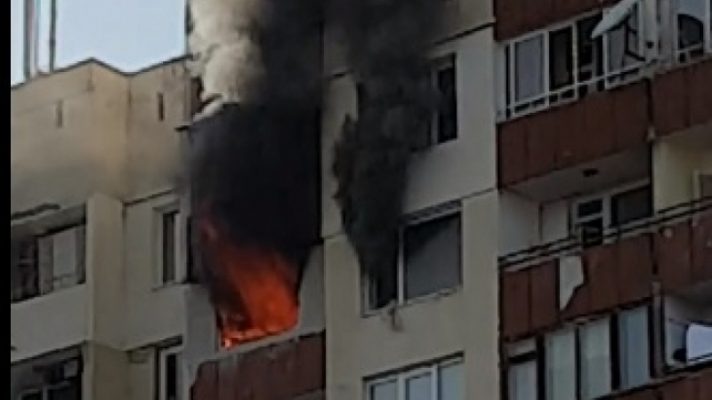 Огромни пламъци излизат от апартамент във Варна!