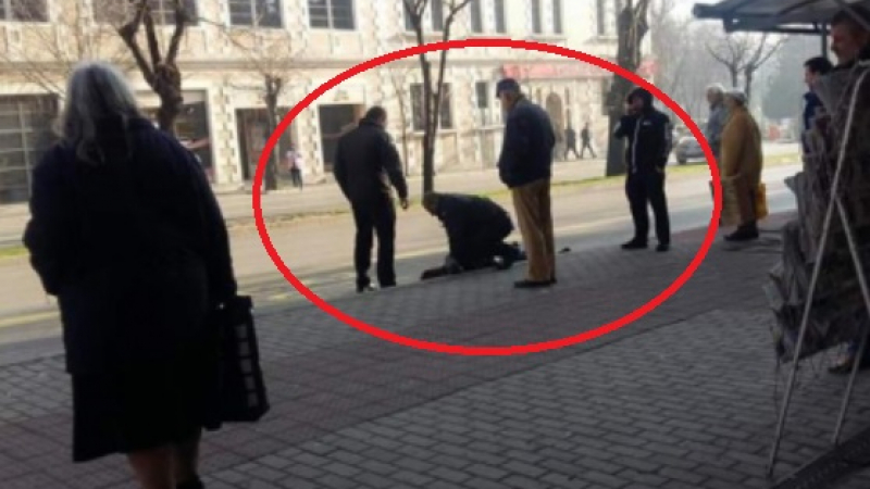 Безумен екшън на пъпа на Варна! Охранител метна жена на земята, тя пищи та се къса! (СНИМКИ/ВИДЕО)