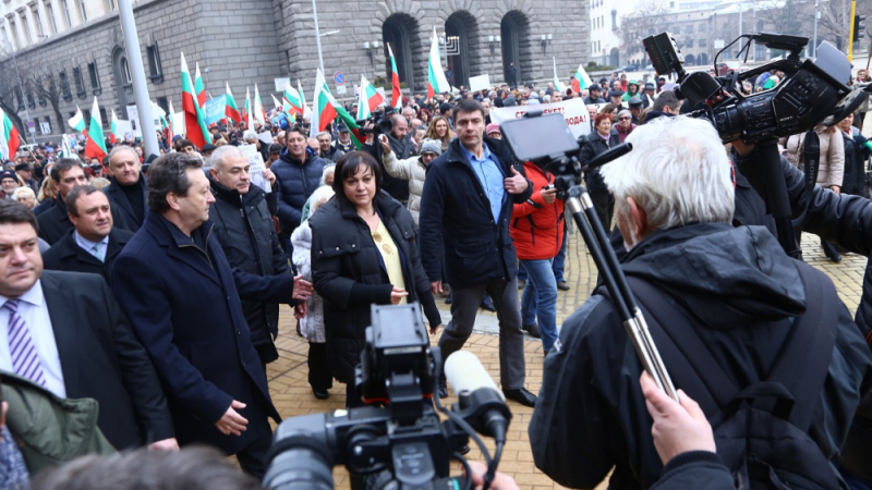 Българите са раздвоени за вота на недоверие