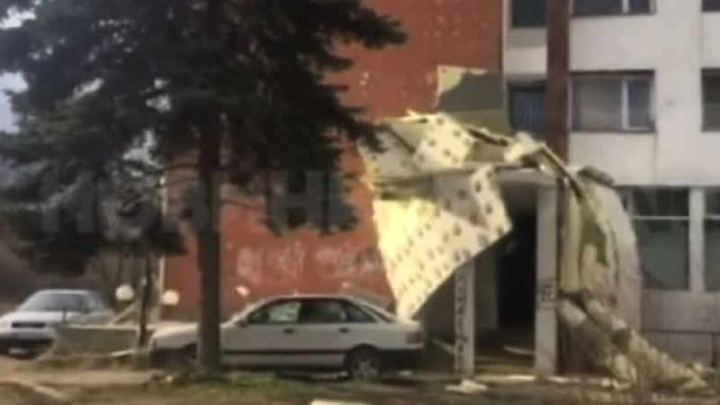 Силният вятър събори изолацията на блок в Студентски град (ВИДЕО)