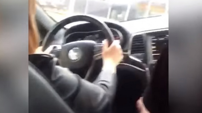 ВИДЕО как девойка кормува за шофьор при "спокоен" инструктор стана вирусно
