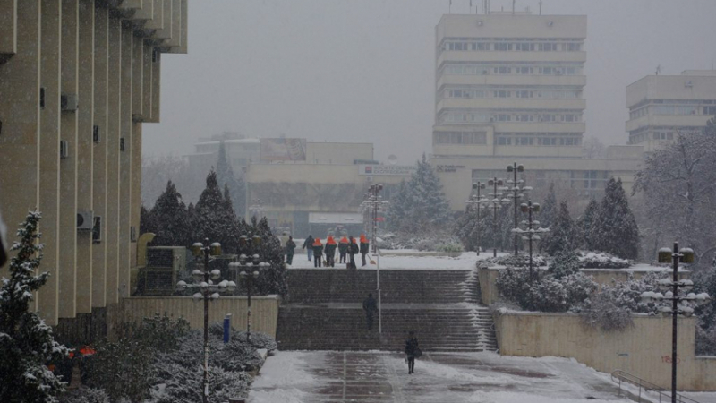 Дежурният синоптик на НИМХ към БАН Анна Дякова обяви: Температурите падат и днес се завръща...