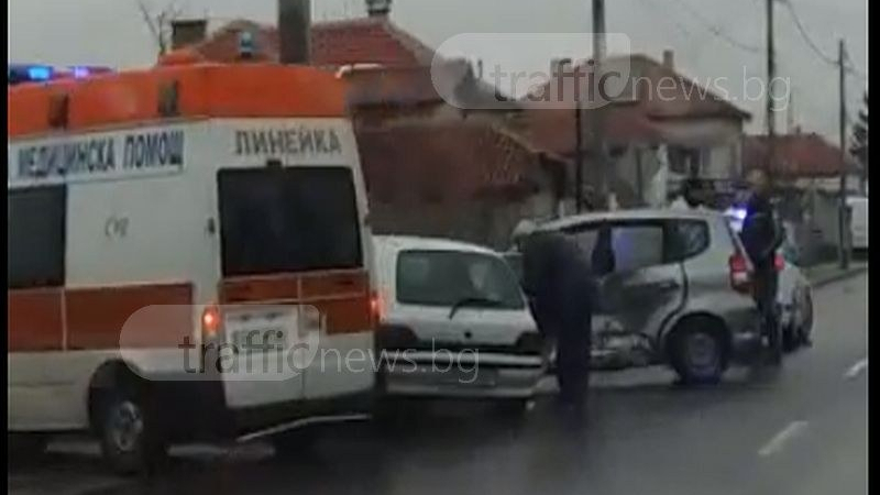 Страшен сблъсък между две коли край Пловдив, има линейка и полиция (СНИМКИ)