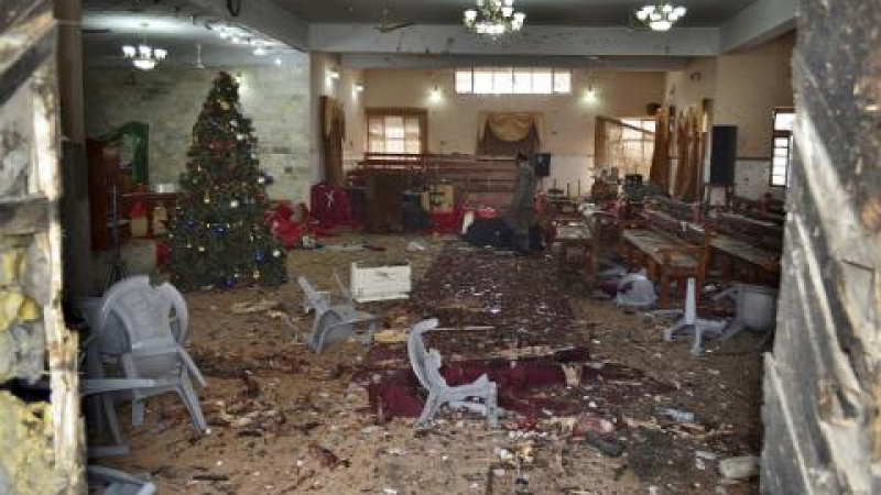 Атентатори самоубийци окървавиха християнска църква в Пакистан (СНИМКА)