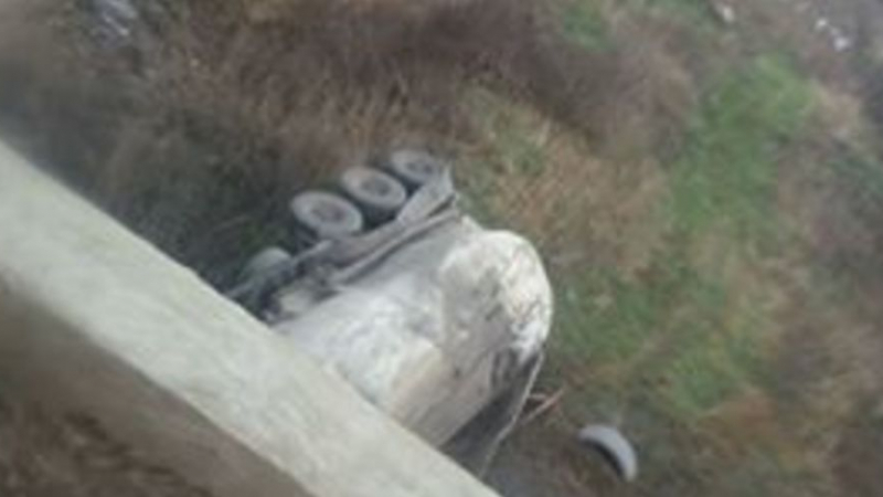 Стана ясно какво е състоянието на шофьора на циментовоза, който излетя от мост край Варна 