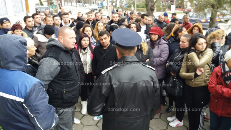 В Момчилград ври и кипи! Пред блока на малката Дамла почерня от народ (СНИМКИ)