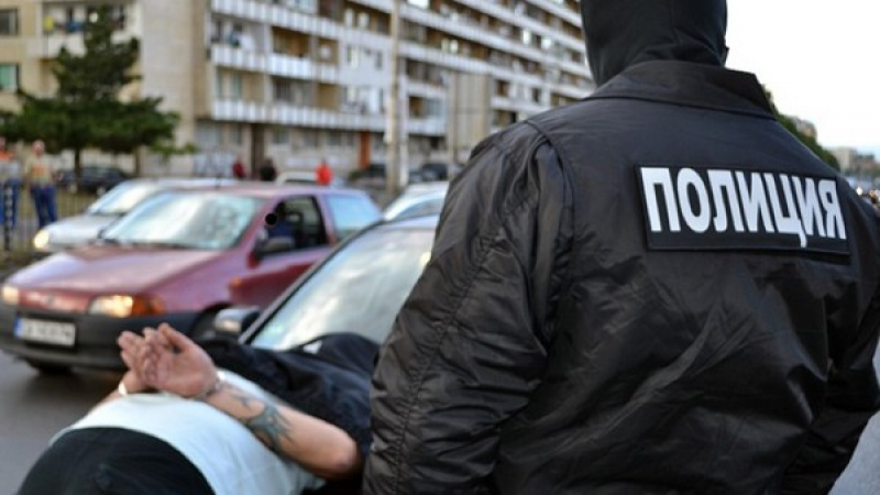 Екшън в Бургас: Полицаи проверяват банда криминално проявени, Иван хвърля пакети с пико
