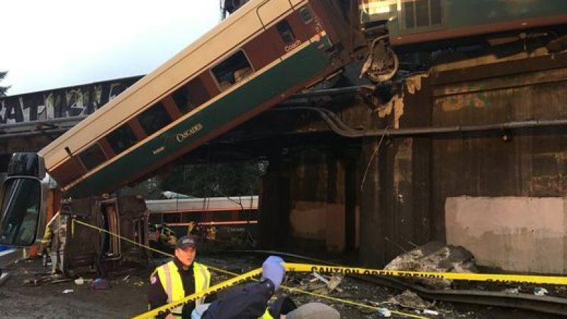 В САЩ уточниха данните за загиналите и пострадалите след като пътнически влак падна върху магистрала