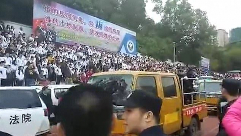 В Китай властите организираха екзекуция на 10 души като шоу и....изпратиха покани чрез социалните мрежи (СНИМКИ/ВИДЕО)
