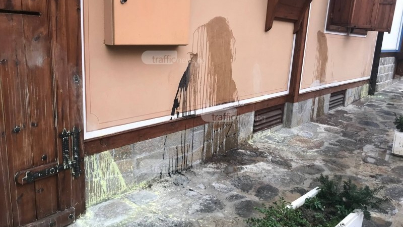 Вандали заляха с боя къща и кола в Стария Пловдив (СНИМКИ/ВИДЕО)