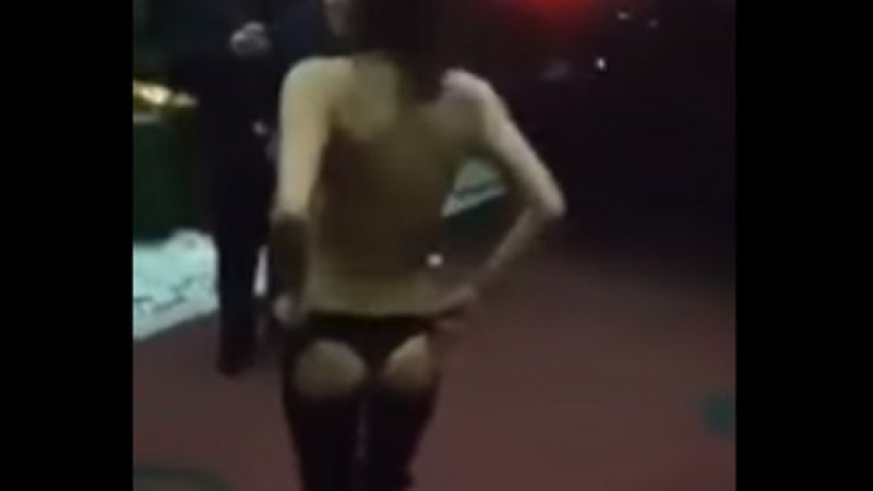 Содом и Гомор в "Студентски град"! Наквасена девойка се съблече чисто гола пред култова дискотека, карат я да прави фелацио (СНИМКИ 18+)