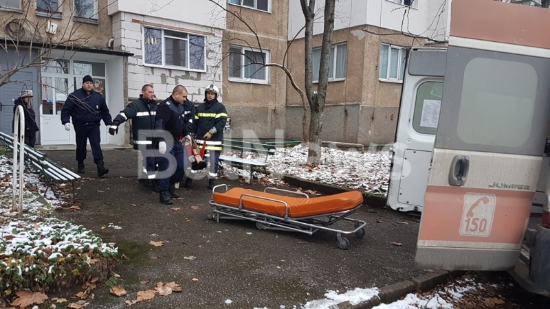 Извънредно от Враца! Аварийни екипи разбиха апартамент и изнесоха от него тяло в одеяло (СНИМКИ)