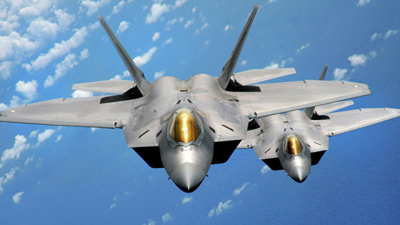 Business Insider обясни защо F-22 избяга от Су-35 в небето над Сирия      