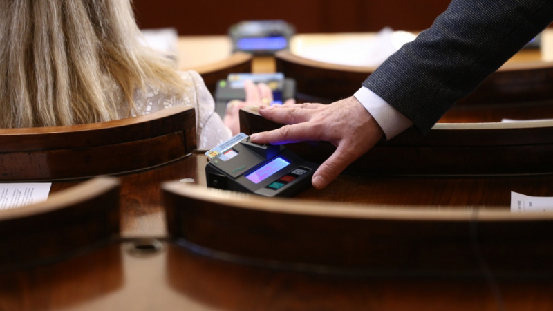 Правната комисия подкрепи промените на ГЕРБ за машинното гласуване
