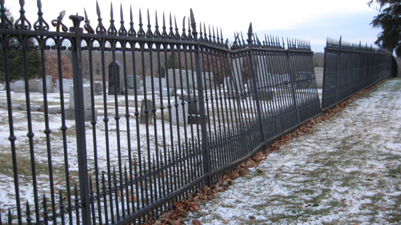 Психотрилър в Хисарско: Пастрок окова малко си детенце на оградата на гробище и го бил като куче