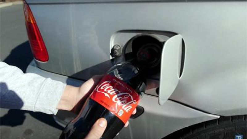Ще се изумите какво се случва, когато напълните резервоара си с Кока Кола (ВИДЕО)