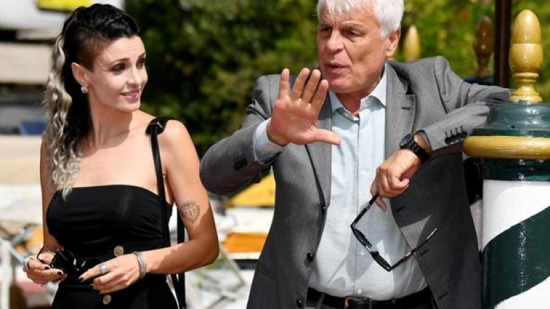 Младата и гореща съпруга на секс символа на италианското кино втрещи всички: Трудно е да се спи с дъртак