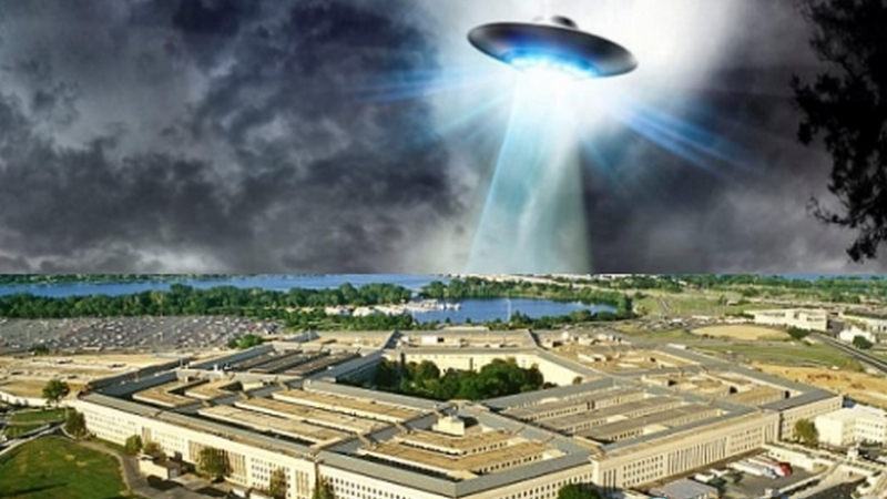 Сензационно! Бивш служител на тайна програма за НЛО на Пентагона призна за съществуването на извънземните (ВИДЕО)