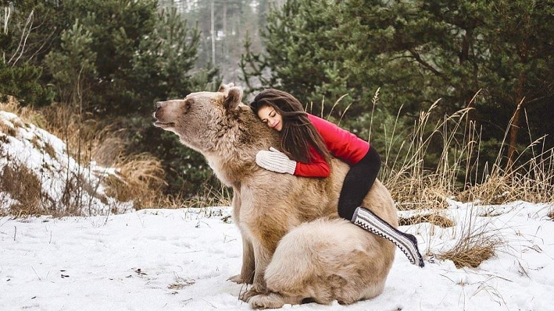 Фотосесия на австрийска гимнастичка с кафява мечка взриви мрежата (СНИМКИ/ВИДЕО)