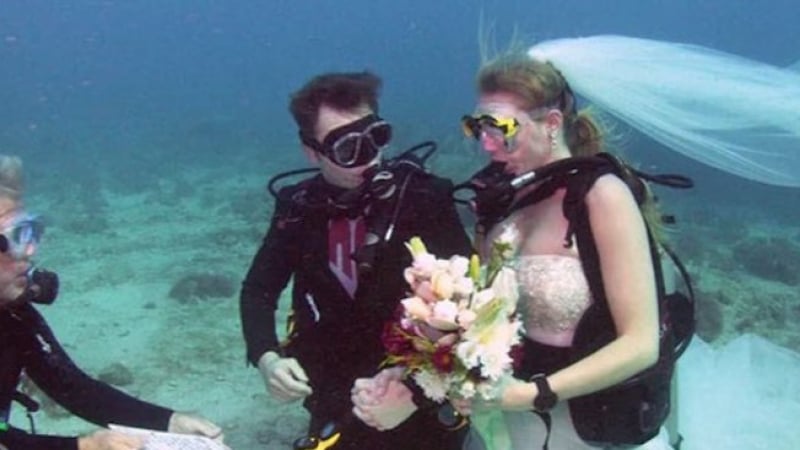 Двойка се ожени под водата (ВИДЕО)
